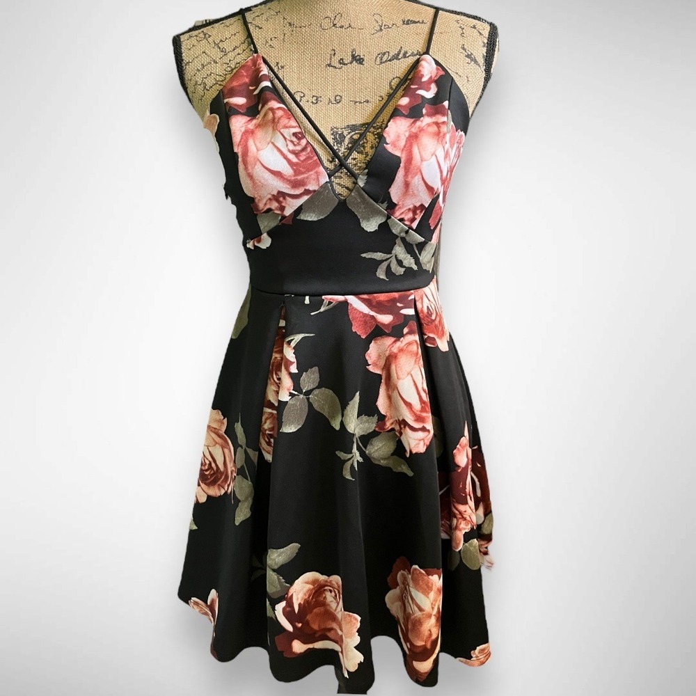 Q USA Women's Black Floral Spaghetti Strap Mini Dress‎ | EUC